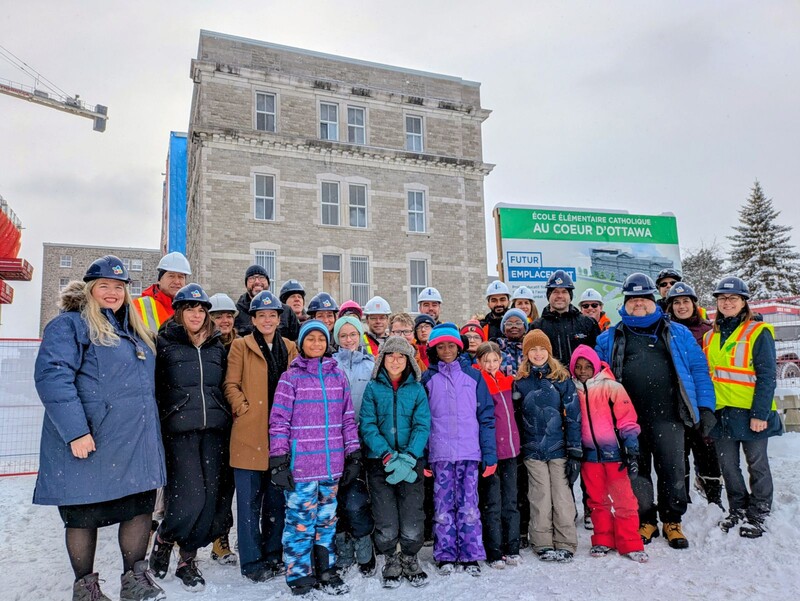 Photo officielle, début des traveaux à l'école Au Coeur d'Ottawa