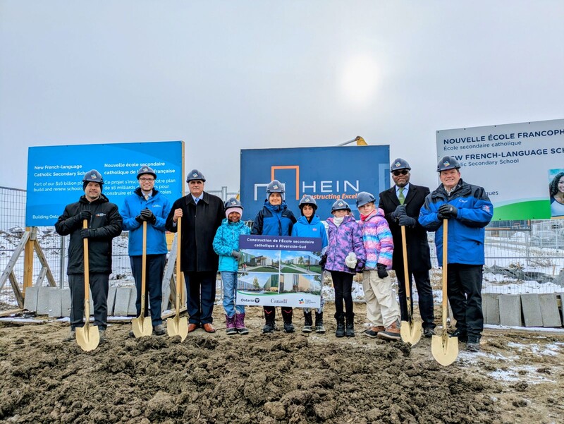 Photo officielle, pelletée de terre à Riverside-Sud