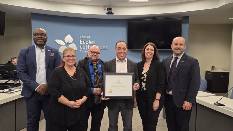 Pierre Thériault lors de la remise du certificat honneur et mérite du CECCE.