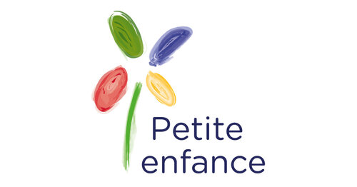 Logo "Petite enfance": fleur stylisée aux pétales colorés (vert, bleu, rouge, jaune) et tige verte, avec le texte "Petite enfance".