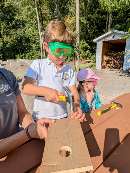 Un élève fabrique un abris d'oiseau.