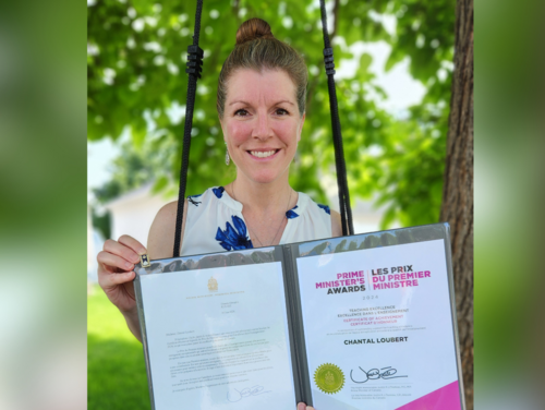 Chantal Loubert tient son certificat d’honneur national en enseignement dans le cadre des Prix du Premier ministre