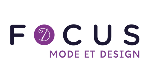 Logo « FOCUS Mode et design » avec l’icône de la lettre D stylisée comme un fil traversé par une aiguille, à l’intérieur de la lettre « O » sur fond violet.