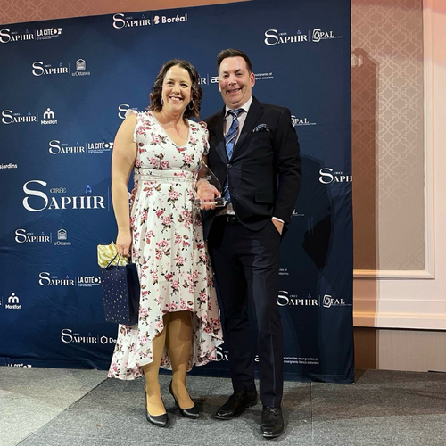 Marie-Michèle Laferrière et son accompagnateur sur scène lors du gala Saphir. Elle tient son trophée.