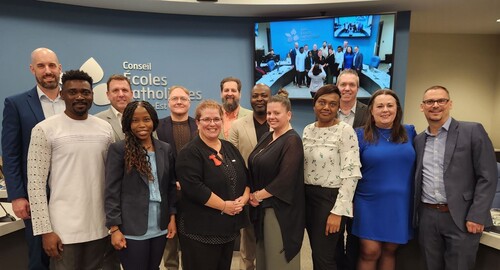 Représentants du CECCE posent ensemble lors d’une réunion du Conseil, pour souligner la réception du Prix employeur d'excellence. 