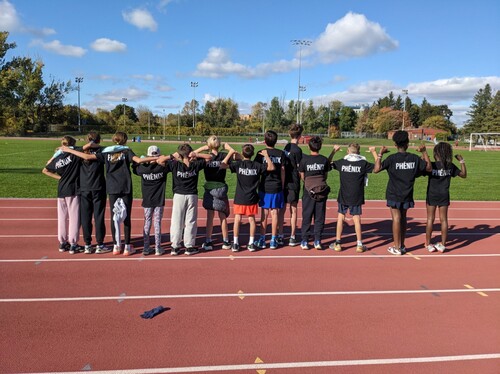 Groupe d'élèves de l'école secondaire catholique Saint-Jean-Baptiste arborant fièrement le t-shirt des phénix de Saint-Jean-Baptiste