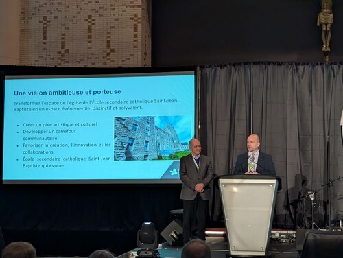 Le directeur de l'éducation qui s'adresse aux invités