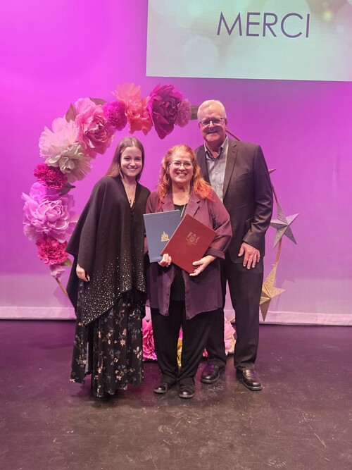 Johanne Lacombe qui reçoit son prix en présence de membres du comité de sélection