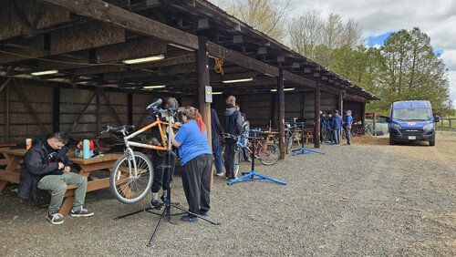 Élèves du programme Focus Tourisme d’aventure réparant des vélos lors d’un atelier de mécanique au Centre agro-éducatif.