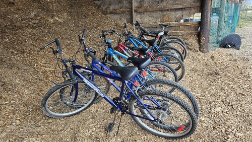 Sept vélos remis en état grâce à un projet d’économie circulaire au Centre agro-éducatif du CECCE.
