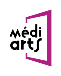 Logo du programme Médiarts, avec le mot « Médiarts » en noir stylisé à gauche et une forme géométrique magenta évoquant un cadre ou une porte ouverte à droite.