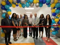 Un groupe de personnes souligne l'agrandissement au Collège catholique Mer Bleue 