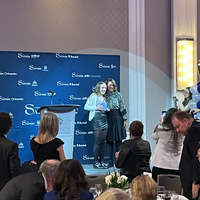 Camille Rochon reçoit le prix Saphir 2025 dans la catégorie Jeunesse