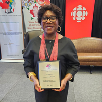 Hortense Mvuemba tient le Prix engagement communautaire de l’ACPHA