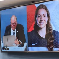 Montré sur écran, remise d'un prix lors d'une séance du Conseil par Daniel Boudria à Kate Viel