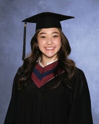 L'élève Zoé-Anh Nguyen portant toge et mortier pour une photo de fin d’études.