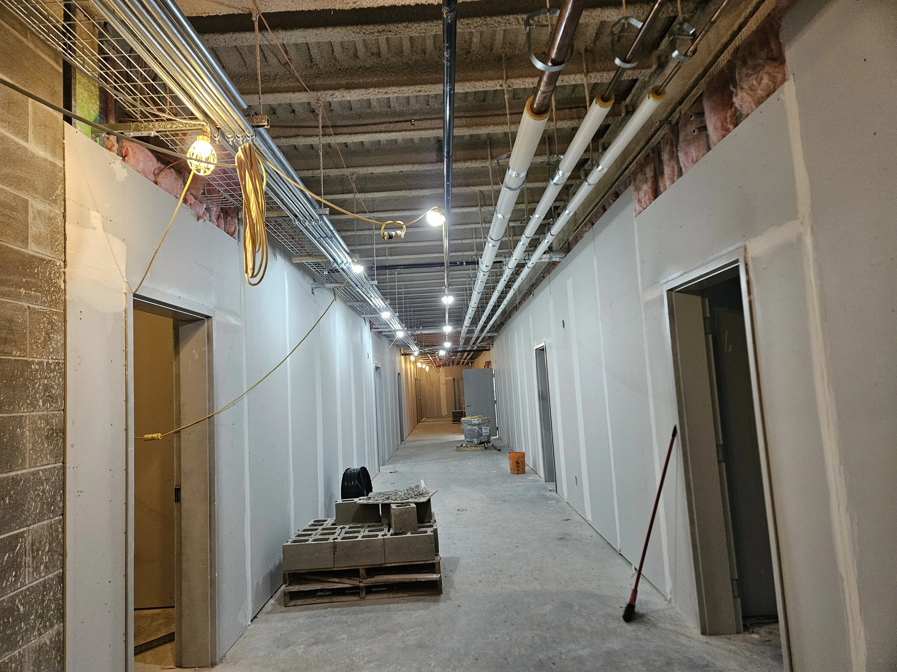 Couloir intérieur de la future école en construction