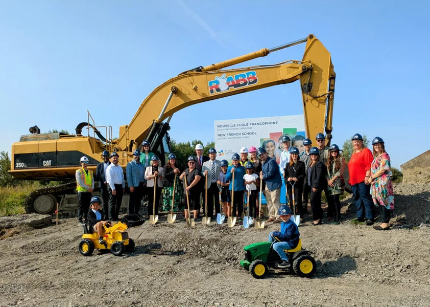 Photo de groupe lors du lancement des travaux de construction de la 47e école élémentaire du CECCE.