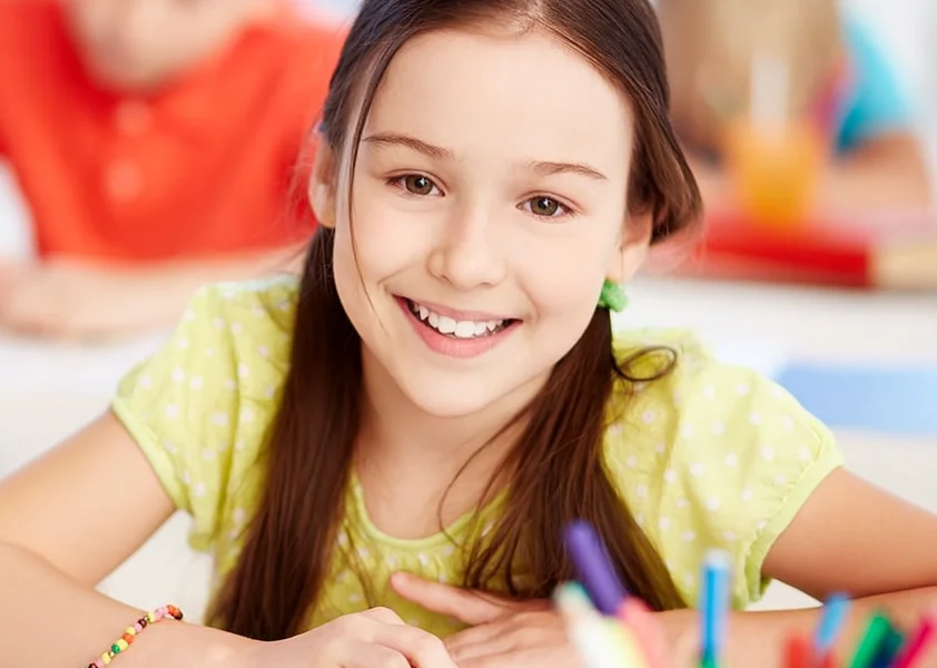 Jeune fille en salle de classe.