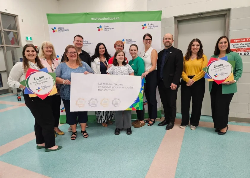 Photo de groupe lors du lancement de l'École communautaire citoyenne du CECCE.