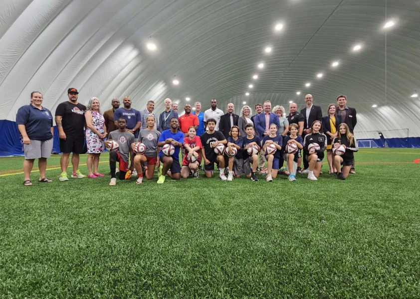 Photo de groupe lors de l'inauguration du Dôme à l'École secondaire catholique Garneau.