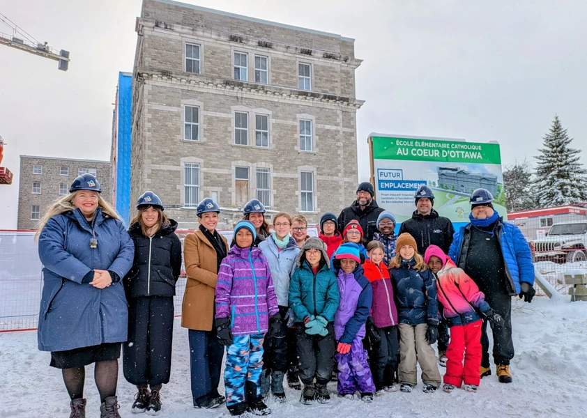Photo officielle, début des traveaux à l'école Au Coeur d'Ottawa