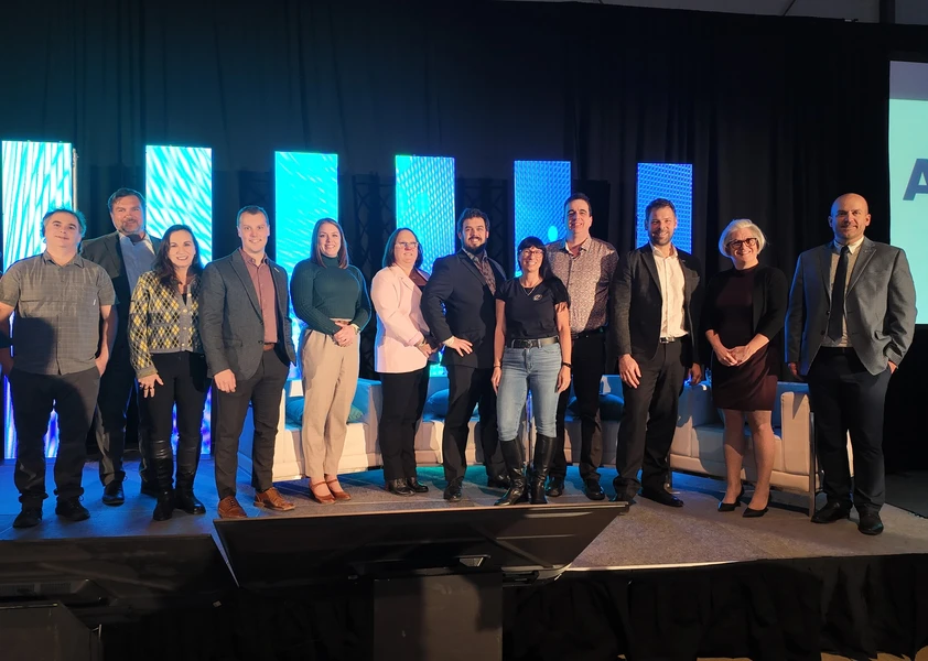 Les conférencières et conférenciers prennent la pose lors du Symposium IA en éducation du CECCE 2025