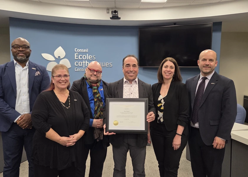 Pierre Thériault lors de la remise du certificat honneur et mérite du CECCE.