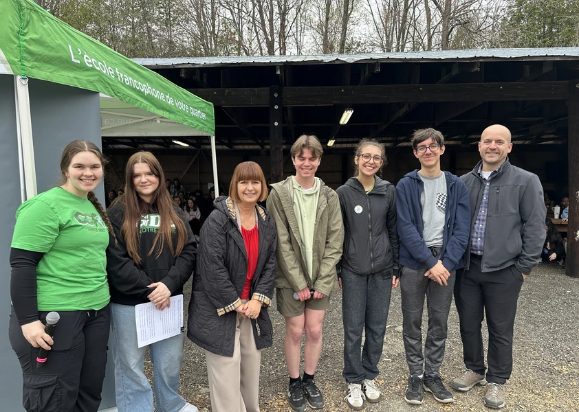Groupes de personnes posant avec la députée d'Orléans Marie-France Lalonde.