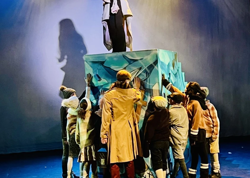 Scène d'un spectacle de comédie musicale offert par des élèves des Focus du CECCE