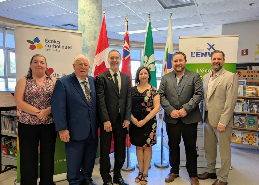 Photo officielle prise à l’École élémentaire catholique L’Envol lors de l’annonce d’un financement pour la construction d’un nouveau pavillon secondaire.