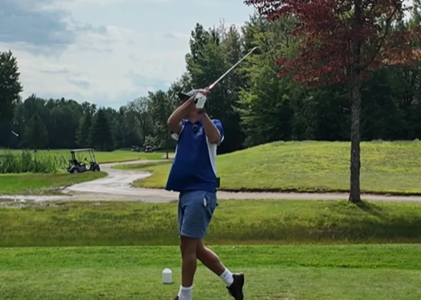Jason Dupuis, directeur de la Fondation, effectue un coup de golf lors de la Journée de golf de la Fondation.
