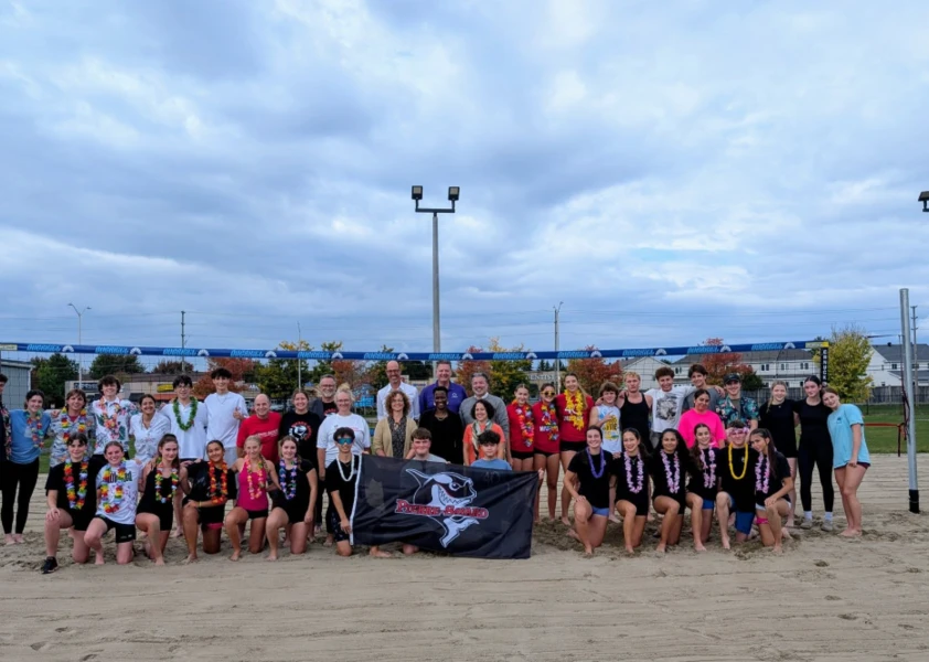 Des élèves de Pierre-Savard heureux sur le nouveau terrain de volleyball