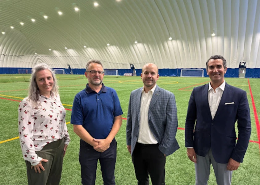 De gauche à droite : Julie Cardinal, directrice exécutive des services administratifs du CECCE; Chris Surgeoner, président d’Ottawa Footy Sevens; Marc Bertrand, directeur de l’éducation du CECCE; et Mohammed Iqbal El Kettani, direction adjointe à la planification du CECCE, lors d’une visite d’une autre installation sportive aménagée sur le terrain d’une école du CECCE. 