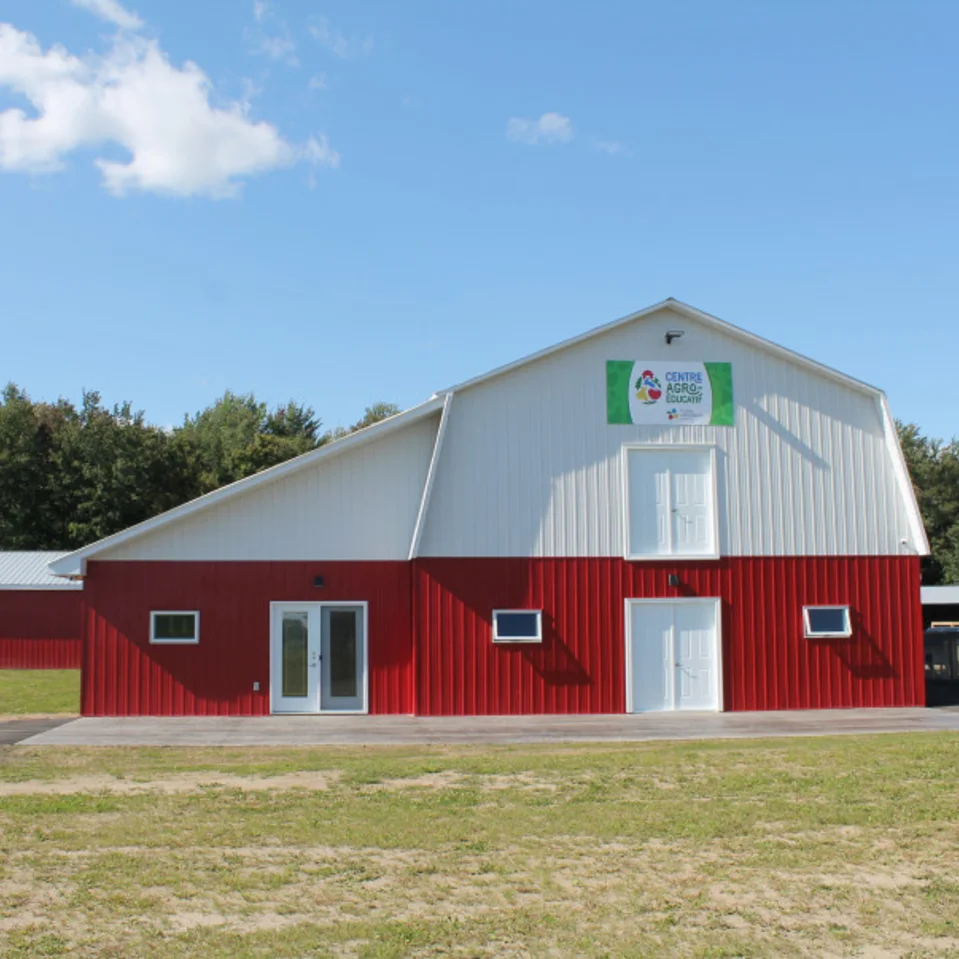 Ferme rouge et blanche