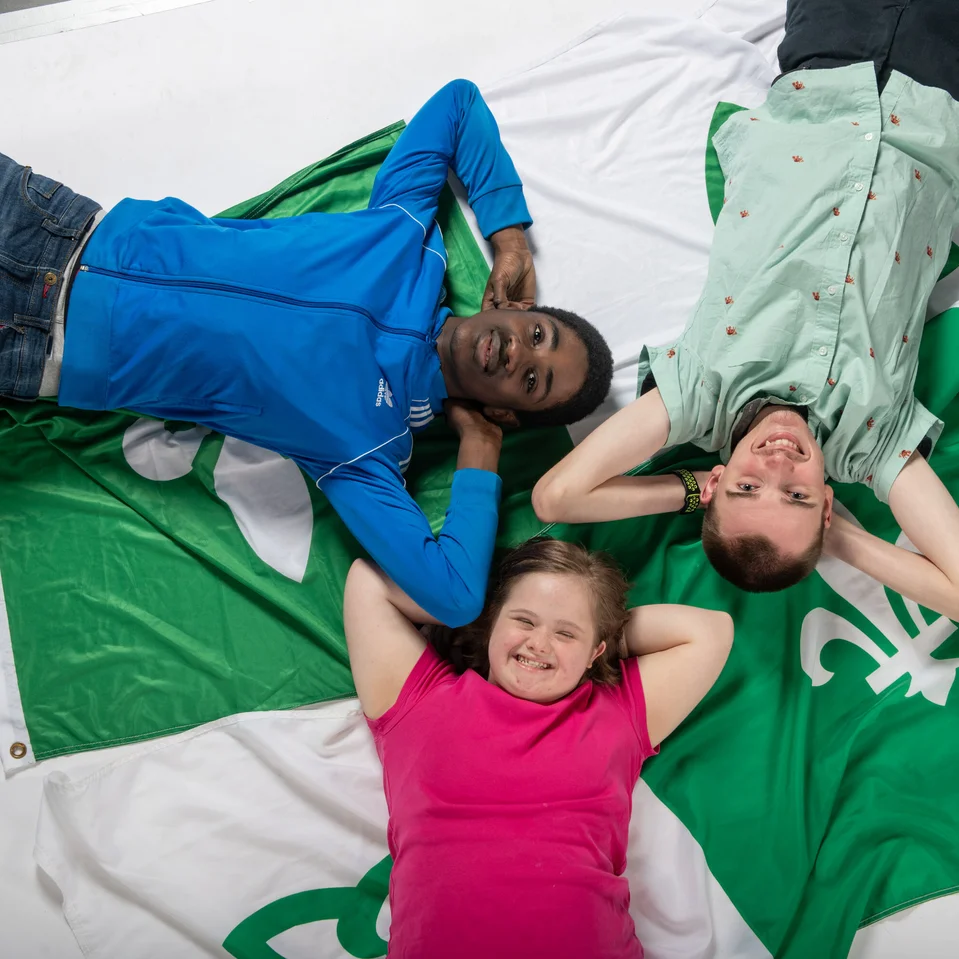 trois élèves et un drapeau franco-ontarien