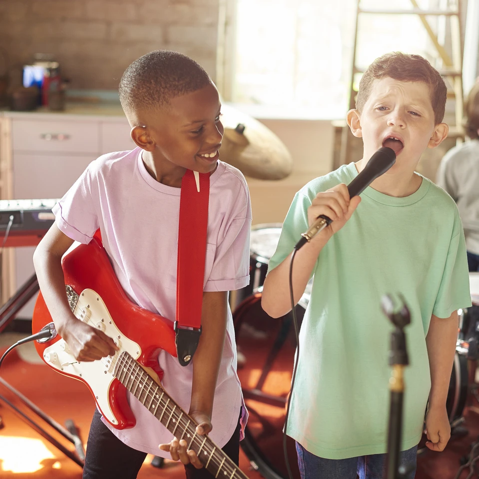 Enfants qui jouent de la musique et chantent