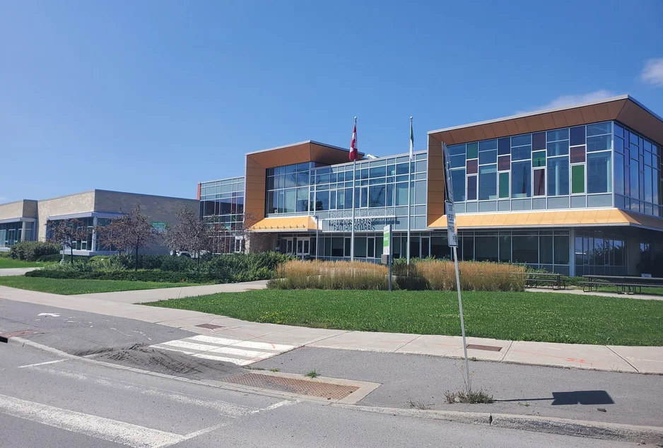 Façade de l'école Paul-Desmarais