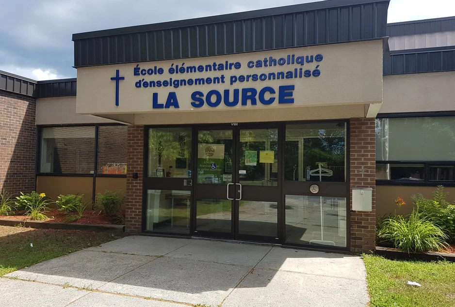 Façade de l'École élémentaire catholique d'enseignement personnalisé La Source.