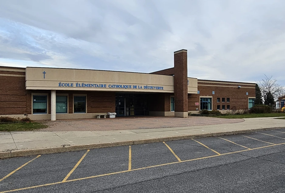Façade de l'École élémentaire catholique de la Découverte
