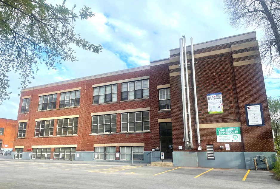 Façade de l'École élémentaire catholique Au Cœur d'Ottawa