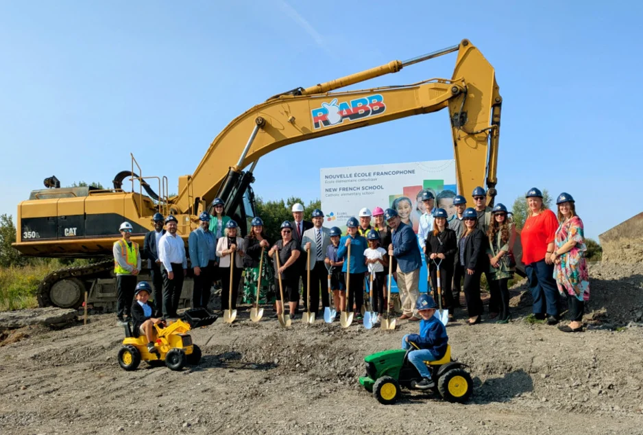 Photo de groupe lors du lancement des travaux de construction de la 47e école élémentaire du CECCE.