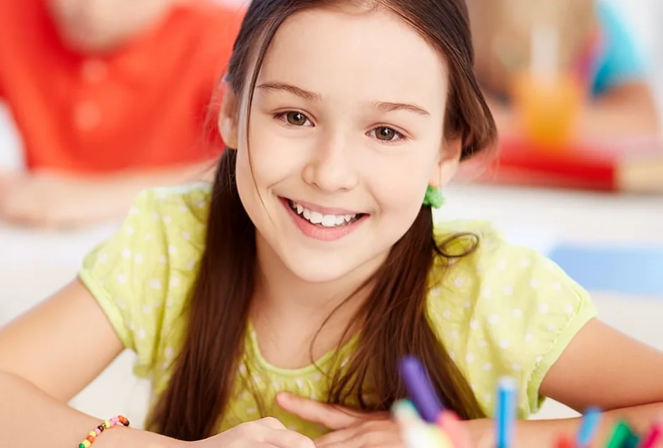 Jeune fille en salle de classe.