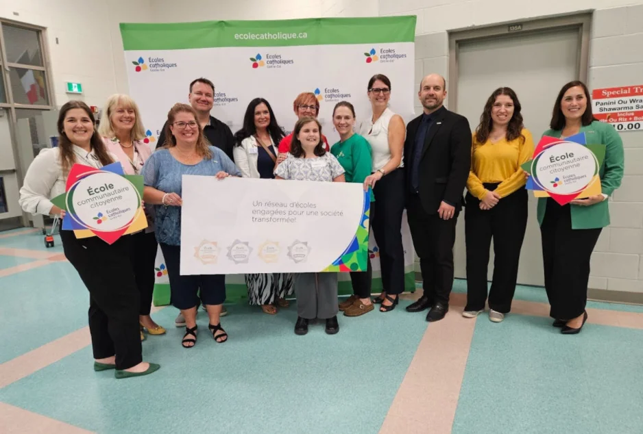 Photo de groupe lors du lancement de l'École communautaire citoyenne du CECCE.