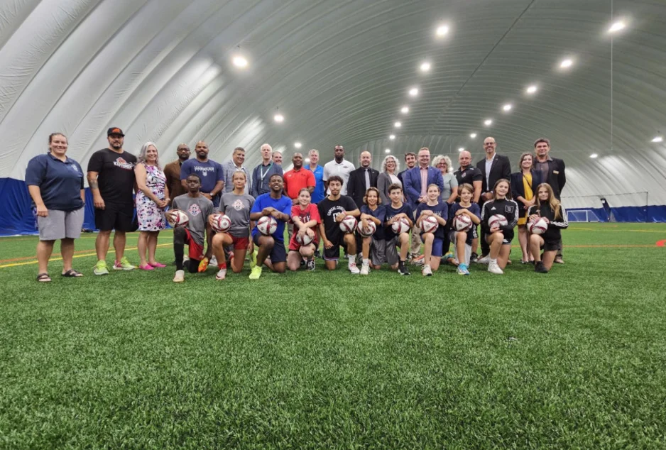 Photo de groupe lors de l'inauguration du Dôme à l'École secondaire catholique Garneau.
