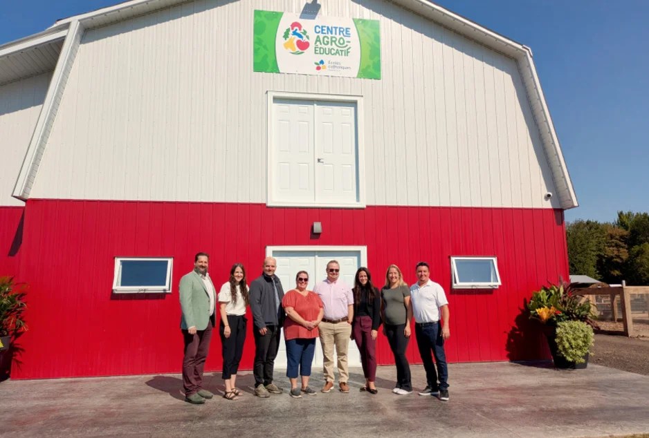 Photo de groupe lors de l'inauguration du Centre agro-éducatif du CECCE