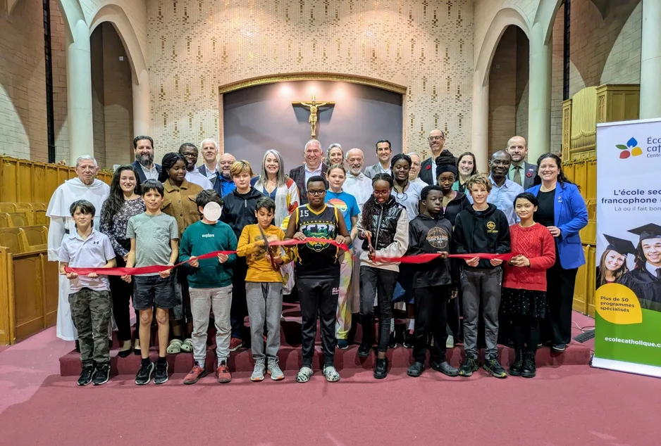 Photo de groupe avec la première cohorte d'élèves lors de l'inauguration du campus Saint-Jean-Baptiste