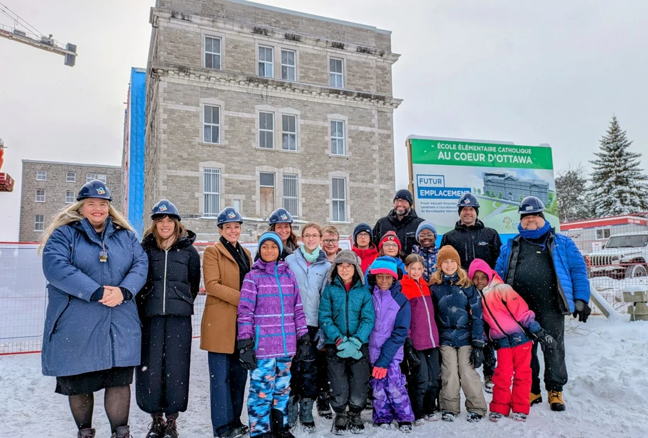 Photo officielle, début des traveaux à l'école Au Coeur d'Ottawa