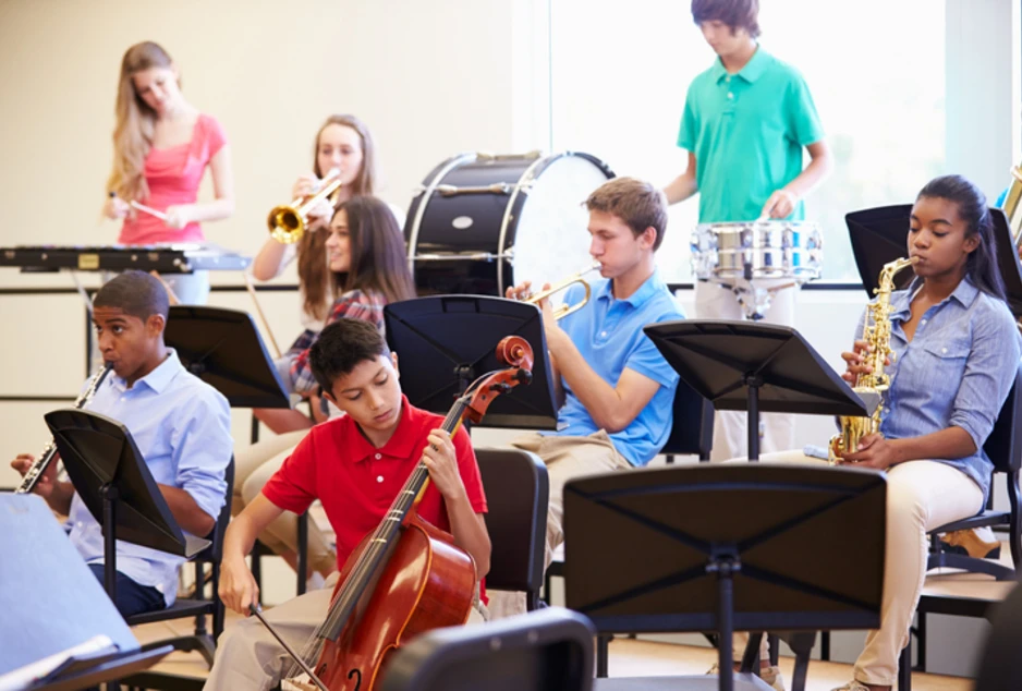 Un groupe d'élèves jouant différents instruments de musique