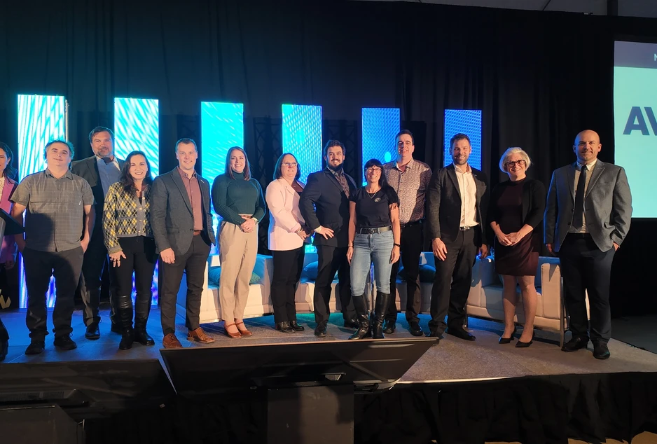 Les conférencières et conférenciers prennent la pose lors du Symposium IA en éducation du CECCE 2025